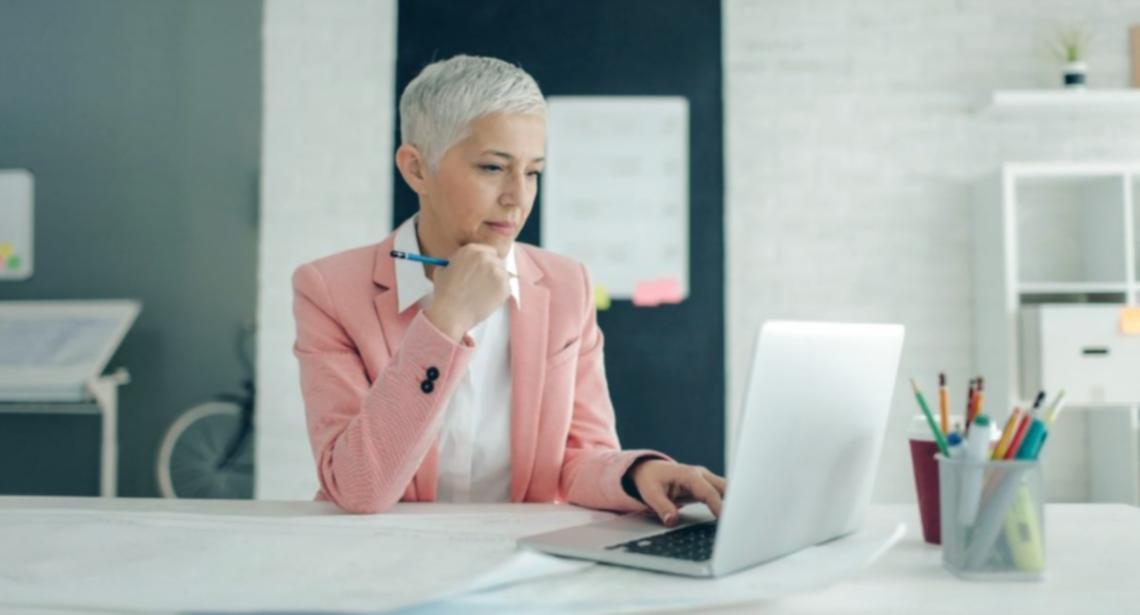 Sesión grupal de aprendizaje sobre nutrición cultural con participantes compartiendo experiencias