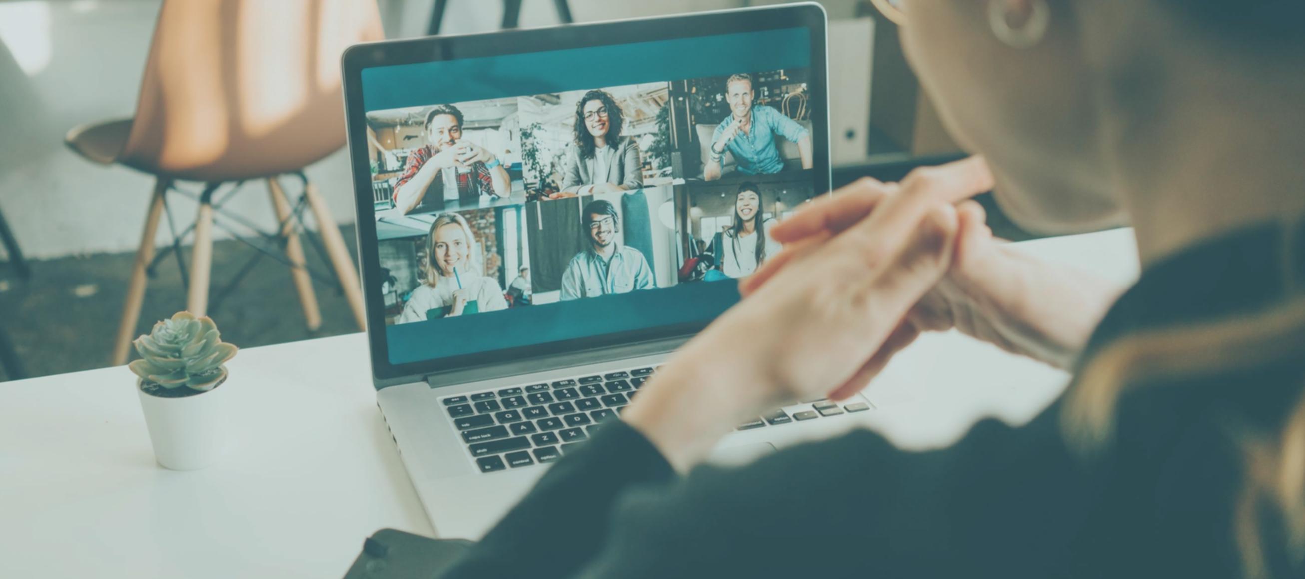 Familia mexicana preparando alimentos tradicionales de manera saludable en cocina moderna con ingredientes frescos locales